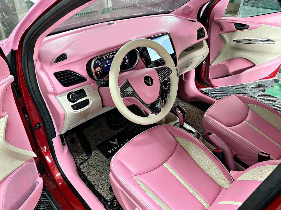 Ô tô VinFast Fadil đổi nội thất màu hồng